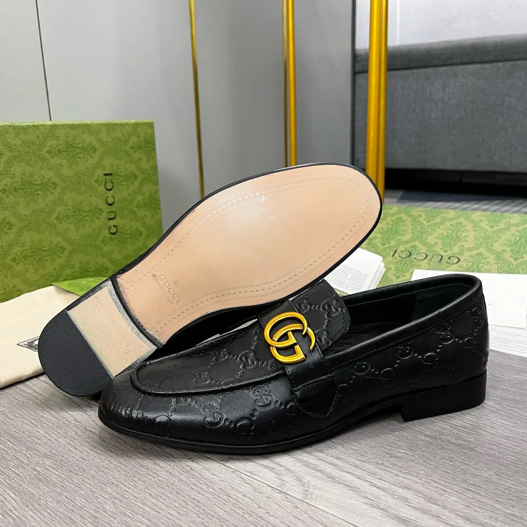 Ex-factory price: 480💰-(Gucci) men’s loafers! Genuine molded horsebit, a classic must-have for your shoe cabinet! The feet are particularly delicate! This Gucci original version is a set last, and we are consistent with the counter! Therefore, it is more comfortable in terms of last shape and comfort! Take it to the counter and compare at will! Good shoes are more than just what they make! But grasp the essence from the inside out! Material: Imported first-layer cowhide! Genuine leather outsole imported from Italy, size: 39-44 (38/45 customized, non-refundable)